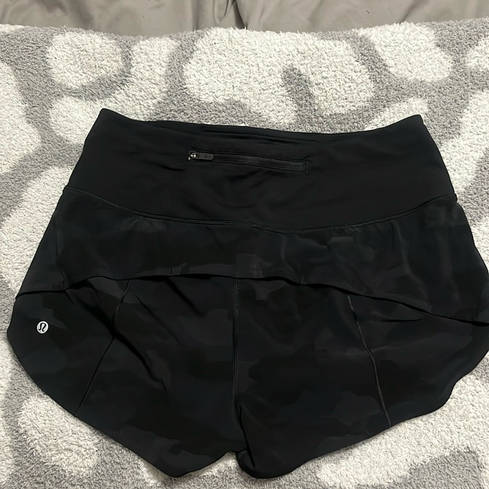 Black camo lululemon high waisted speed up shorts.